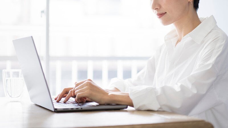 ノートパソコンを操作する女性の様子