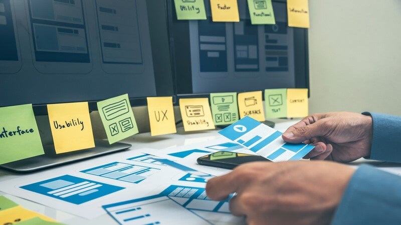 ウェブサイトのUIやUXを考慮して制作を行う様子