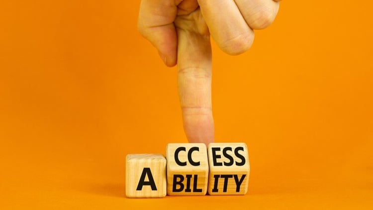 ACCESSCILITYと書かれた木製のブロックを指さす様子